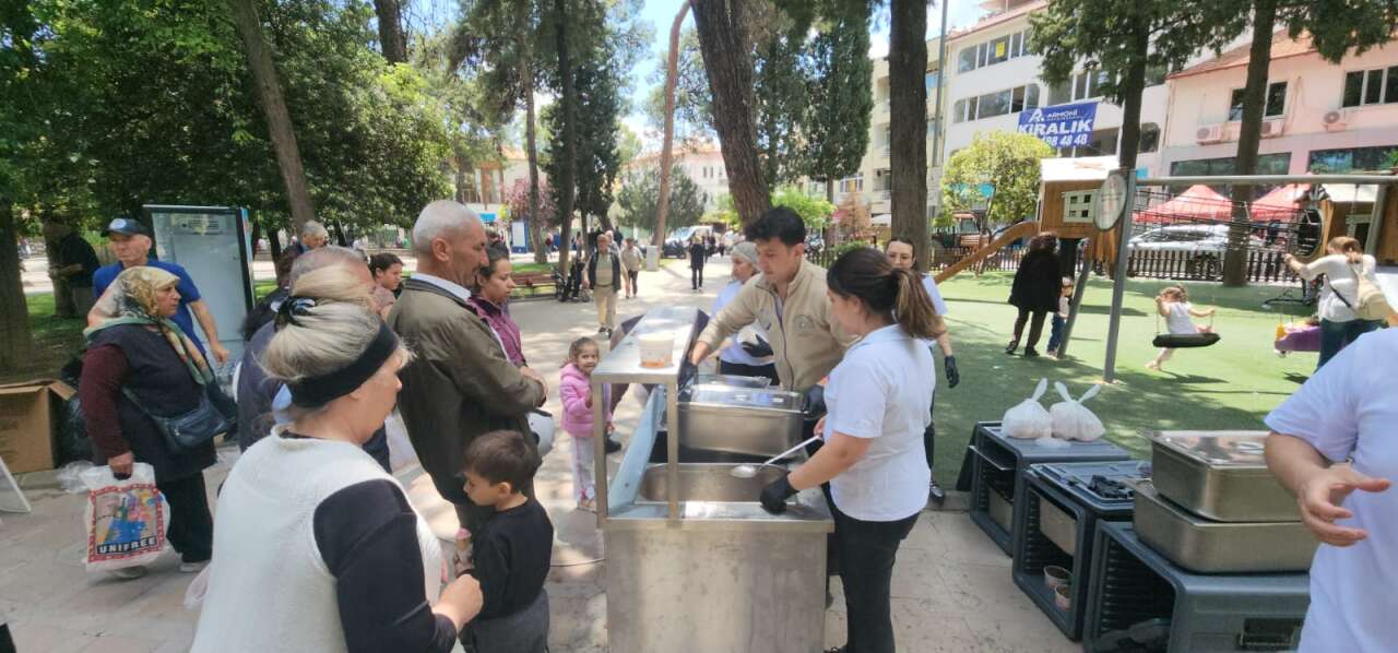 Muğla Büyükşehir Belediyesinden Vatandaşlara Ücretsiz Pilav ve Kavurma İkramı 1